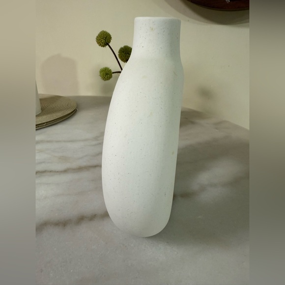 Modern White Ceramic Vase - Picture 2 of 6